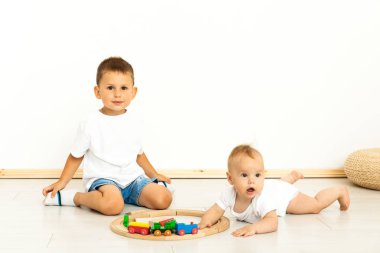 sevimli küçük kız ve erkek ev tarafından oyuncaklar ile oynama