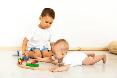 sevimli küçük kız ve erkek ev tarafından oyuncaklar ile oynama