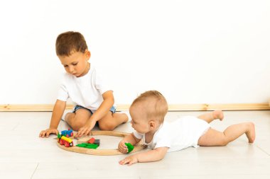 sevimli küçük kız ve erkek ev tarafından oyuncaklar ile oynama