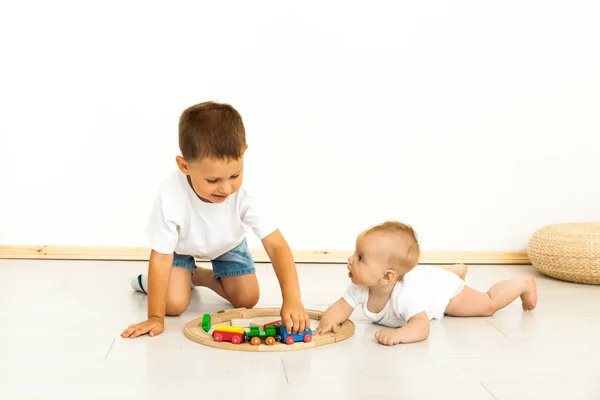 Bonito menina e menino brincando com brinquedos pela casa — Fotografia de Stock