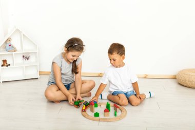 sevimli küçük kız ve erkek ev tarafından oyuncaklar ile oynama