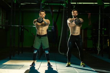 Genç sporcular crossfit eğitimine hazırlanıyor