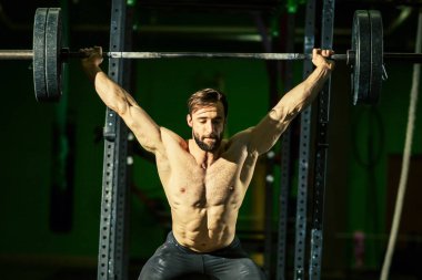 Yakışıklı adamlar barbelllerle egzersiz yapıyor. Halter.