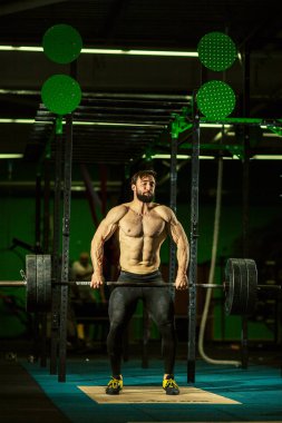 Yakışıklı adamlar barbelllerle egzersiz yapıyor. Halter.