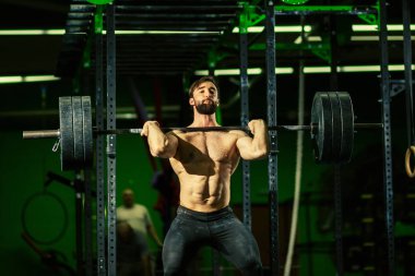 Yakışıklı adamlar barbelllerle egzersiz yapıyor. Halter.