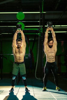 Genç sporcular crossfit eğitimine hazırlanıyor