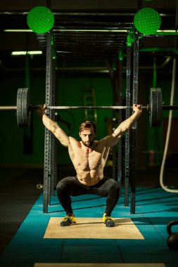 Yakışıklı adamlar barbelllerle egzersiz yapıyor. Halter.