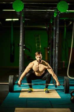 Yakışıklı adamlar barbelllerle egzersiz yapıyor. Halter.