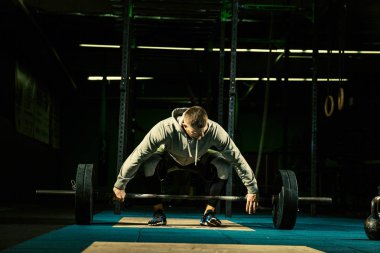 Yakışıklı adamlar barbelllerle egzersiz yapıyor. Halter.