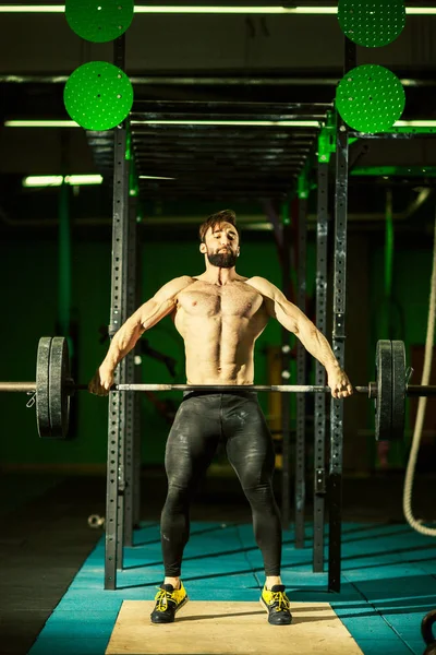 Yakışıklı adamlar barbelllerle egzersiz yapıyor. Halter.