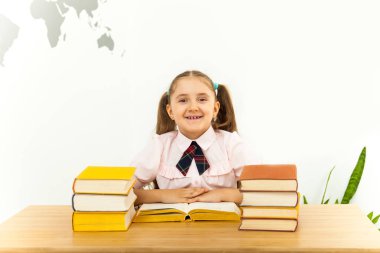 Öğrenci kız okulda birçok kitap ile gülümseyen