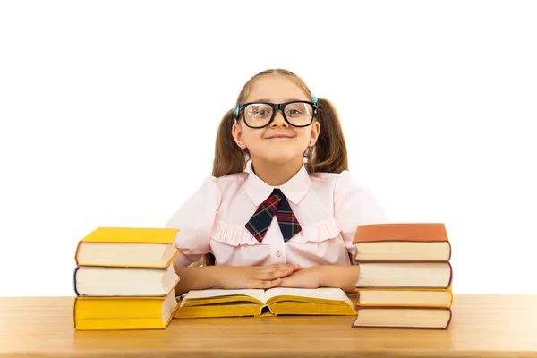 Ler lite student tjej med många böcker i skolan — Stockfoto