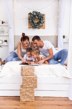 Aile yatakta yatıyor. Kış tatili Xmas ve Yeni Yıl konsepti