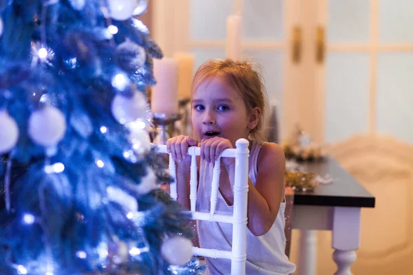 Hermosa niña en decoraciones de Navidad y esperando a Santa — Foto de Stock