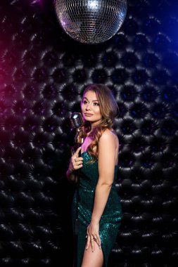 Eskimiş arka planda mikrofonlu Güzellik Kadını.