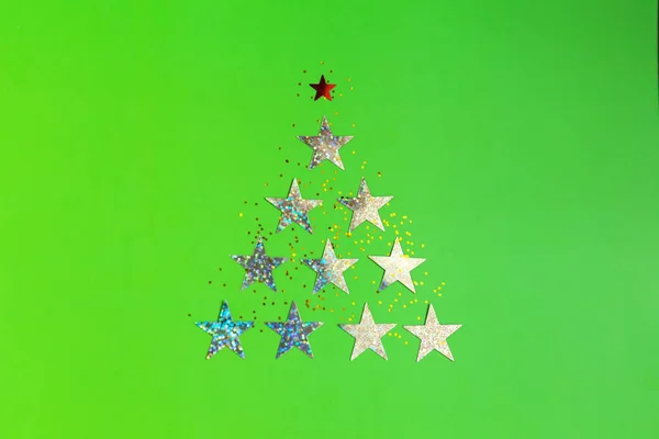 Arrière-plan avec arbre de Noël en confettis dorés . — Photo