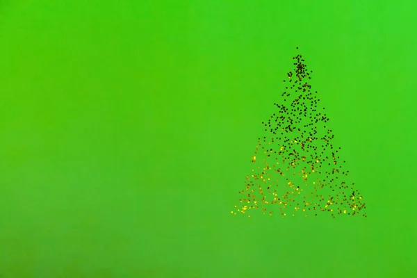 Backround met kerstboom gemaakt van gouden confetti. — Stockfoto