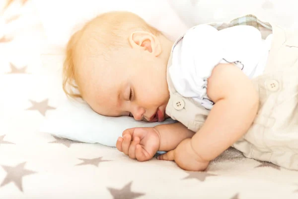 Portrait d'un beau bébé endormi dans le lit — Photo