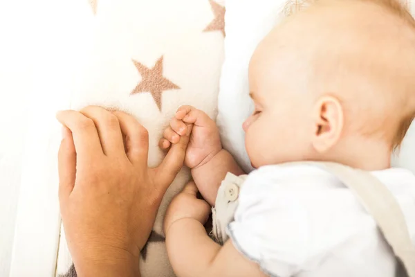 Les mains du bébé et de la mère se rapprochent. Concept de famille — Photo