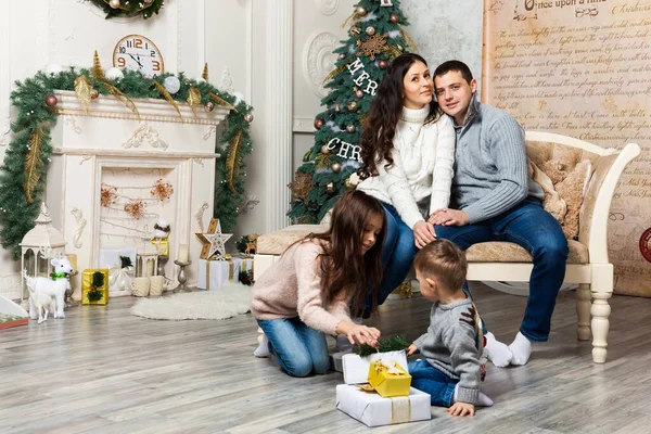 Retrato familiar de Navidad en casa sala de estar de vacaciones —  Fotos de Stock