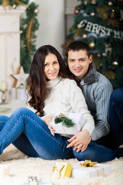 Mladý dospělý pár slaví Vánoce společně doma — Stock fotografie