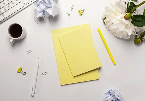 Mock Bovenaanzicht Van White Office Bureau Tafel Met Gele Notitieblok — Stockfoto