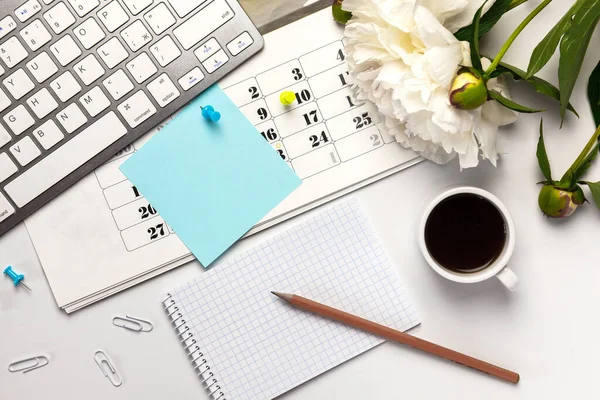 Ein Blauer Farbstift Auf Kalender Tastatur Und Notizbuch Konzept Für — Stockfoto