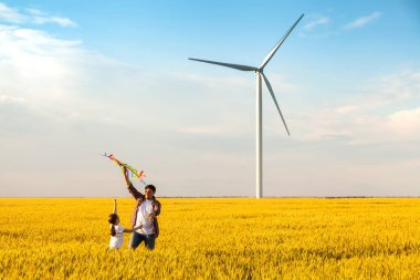 Mutlu baba-kız eğleniyor, Buğday tarlasında uçurtmayla oynuyorlar.