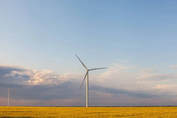 에너지 Turbine Green Energy Electricity Technology Concept 과푸른 하늘에 풍차가 — 스톡 사진