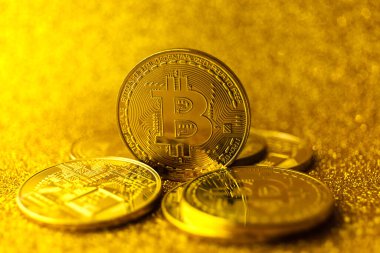 Altın bitcoin altın parlak arka planda. Bitcoin şifreli para birimi. Kripto para birimi kavramı.