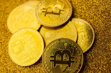 Altın bitcoin altın parlak arka planda. Bitcoin şifreli para birimi. Kripto para birimi kavramı.