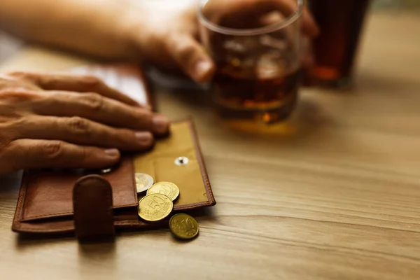 Fired Man Countsing His Last Money Drink Expensive Alcohol Wrinkled — Stock Photo, Image