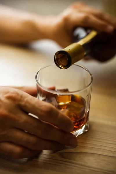 Mãos Despeje Uma Bebida Copo Problema Alcoolismo Abuso Álcool Problemas — Fotografia de Stock