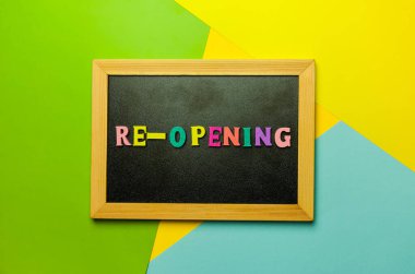 Karatahta yeniden açılışı, çok renkli arkaplanda bir karatahtaya mesaj