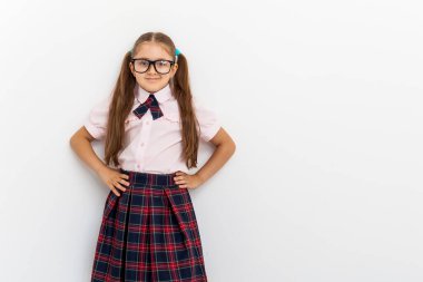 Neşeli kız portresi kemerin üzerinde, resmi bluz tişörtü, beyaz arka planda kırmızı etek