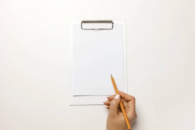 Beyaz a4 kağıt tasarımı modeliyle boş bir panoya el yazısı. Belge sahibini temizle, şablon tutucu kolu oluştur. Kontrol listesi veya sunum için beyaz arkaplan üzerine klip tahtası not defteri.