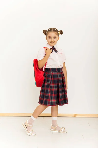 Retrato Completo Una Colegiala Uniforme Con Mochila Pie Sobre Fondo —  Fotos de Stock