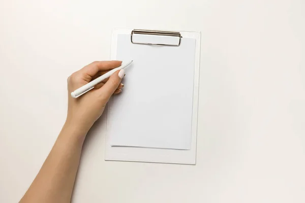 Vrouw Handschrift Blanco Klembord Met Wit Papier Ontwerp Mockup Duidelijke — Stockfoto