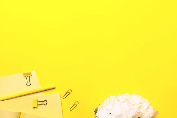 Επιχειρηματική Ιδέα Κίτρινο Φόντο Ανοιχτό Κίτρινο Σημειωματάρια Ύφασμα Λουλούδια Και — Φωτογραφία Αρχείου