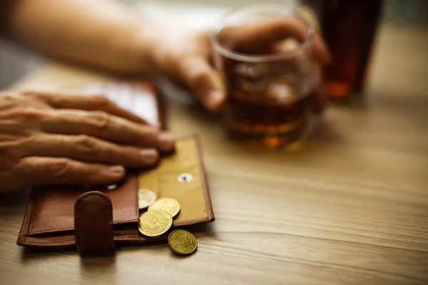 Fired Man Countsing His Last Money Drink Expensive Alcohol Wrinkled — Stock Photo, Image