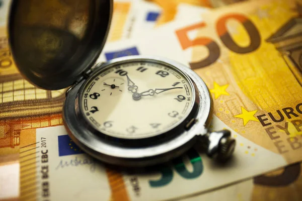 Tijd Geld Concept Met Euro Gouden Zakhorloge Sluit Maar Selectieve — Stockfoto