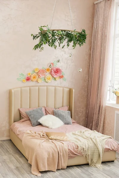 Frumos Dormitor Mansardă Culori Pastelate Roz Plante Origine Flori Hârtie — Fotografie, imagine de stoc