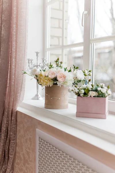 Mooie Delicate Roze Witte Bloemen Hoed Geschenkdozen Staan Zonnige Vensterbank — Stockfoto