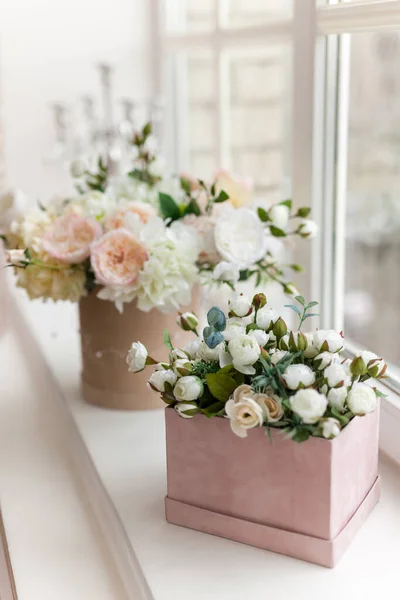 Schöne Zarte Rosa Und Weiße Blumen Hutschachteln Stehen Auf Der — Stockfoto