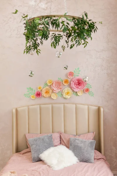 Όμορφο Πατάρι Υπνοδωμάτιο Ροζ Παστέλ Χρώματα Φυτά Στο Σπίτι Χάρτινα — Φωτογραφία Αρχείου