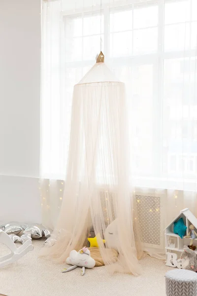 Pastel Renklerde Çocuk Odası Kumaş Çadırı Oyuncak Yastık — Stok fotoğraf
