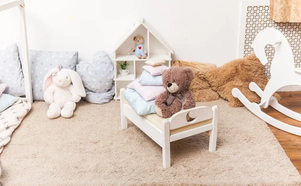 Leksaker Och Leksakshus Leksakssäng Med Teddybjörn Barnrum Med Trähäst — Stockfoto