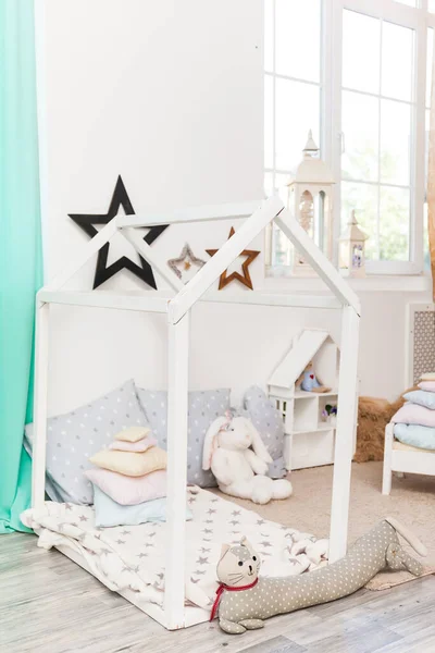 Ευρύχωρο Διακοσμημένο Παιδικό Υπνοδωμάτιο Που Στέκεται Δίπλα Ένα Μοντέρνο Ξύλινο — Φωτογραφία Αρχείου