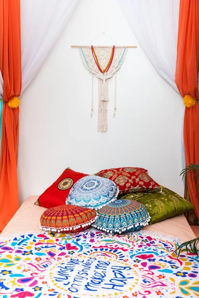 Μαρακές Υπνοδωμάτιο Φωτεινά Χρώματα Φυτά Στο Σπίτι Κρεβάτι Κουρτίνες Πολύχρωμα — Φωτογραφία Αρχείου
