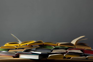 Masanın üzerinde dar kapaklar içinde çok renkli kitapların yığını, metin için metin alanı ile kopyalama konsepti
